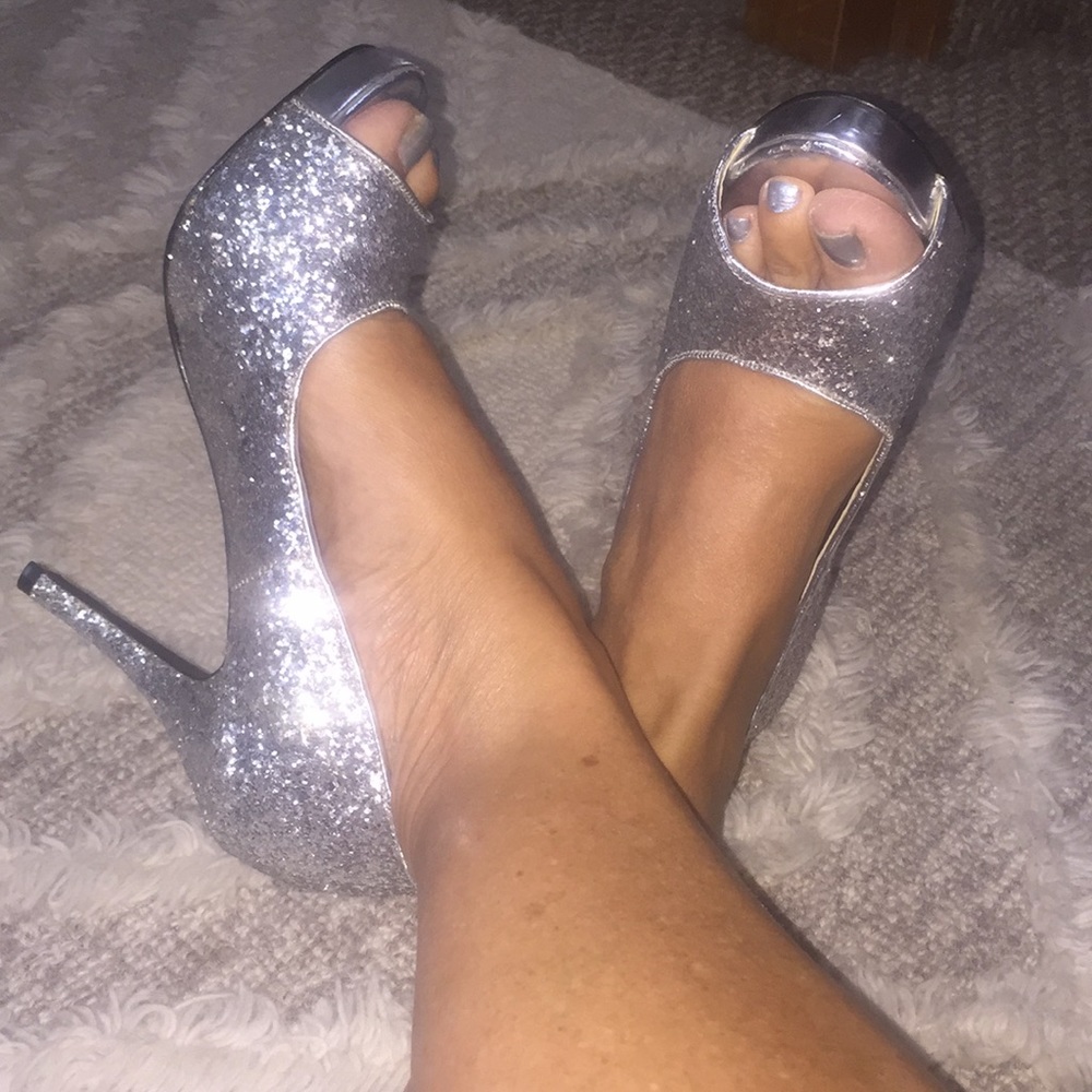 EUC perfect silver party pumps!🎊🍾🤩